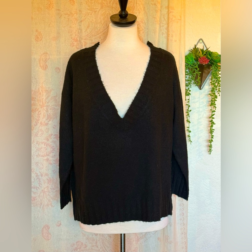Bacio lace back v neck sweater